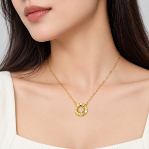 Collar con Colgante Circular Sunburst de Acero Inoxidable, Chapado al Vacío en Oro de 14K, con Piedra Transparente, en Colores Dorado y Plateado - Product Image 4
