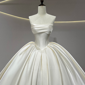 JFH62 Vestido de Novia Moderno Minimalista de Satén con Cuello Barco, Largo hasta el Suelo, con Mangas de Encaje, Cola Capilla y Flores - Product Image 4