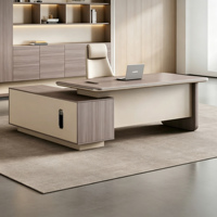Conjunto de Silla y Escritorio Ejecutivo en Forma de L Pequeño, Muebles de Oficina de Lujo con Acabado en Madera Beige de Alta Gama
