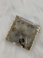 Palette de maquillage vide à 4 cavités en forme de cœur, compact cosmétique carré doré avec couvercle transparent pour la vente en gros