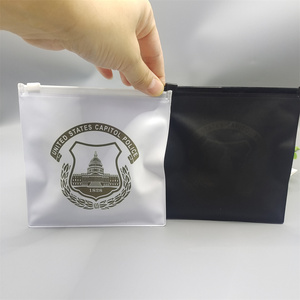 Sacs à fermeture éclair en PVC noir et blanc de haute qualité, personnalisés pour accessoires et vêtements. Ajoutez votre logo sur eux. - Product Image 3