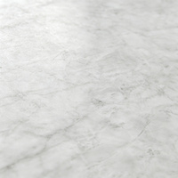 Pierre frittée gris poisson (veining fin) ultra-mince, finition polie brillante sur mesure, motif continu trois dalles, chambre et couloir
