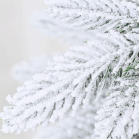 Schneebeflockter, realistischer, naturgetreuer Kiefern-Weihnachtsbaum mit Gelenkstamm, 150cm, 180cm, 210cm, aus beflocktem PE/PVC-Mischmaterial, künstlicher Tannenbaum für Zuhause