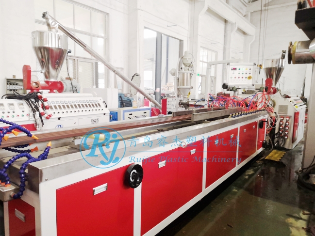 PE WPC Outdoor Deck Board Machine WPC Decking Production Line