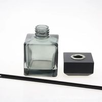 Bouteille en verre transparente carrée de 100ml de forme plate avec joint de pulvérisateur de pompe pour les utilisations de bouteille de vin de diffuseur d'huile essentielle d'aromathérapie