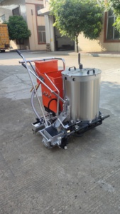 Machine de marquage routier sans air à peinture froide avec dispositif de positionnement en ligne droite pour une précision accrue - Product Image 6
