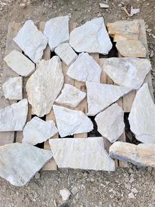 Pierre de parement naturelle blanche à <span class=keywords><strong>prix</strong></span> compétitif pour villas, revêtement extérieur en pierre de parement, panneaux de parement mural en pierre de parement à empilage sec, pierre de parement de type Fieldstone - Product Image 3