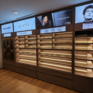 Magasin de vente au détail optique contemporain avec étagères ouvertes à niveaux et vitrines rondes éclairées - Product Image 1