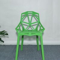Usine de meubles de Foshan, la chaise géométrique la plus vendue, chaise en plastique simple et moderne, chaise de salle à manger nordique pour café