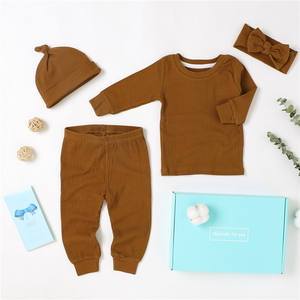 Conjunto de <span class=keywords><strong>pijama</strong></span> infantil de 4 piezas personalizado con sombrero anudado, diadema, Bonito traje de bebé de manga larga, conjunto de regalo, canastilla de bebé acanalada de algodón orgánico - Product Image 3