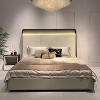 Cadre en bois de racine Radica avec LED encastrée, trois panneaux rembourrés, base en cuir à profil bas – Luxe moderne pour villas et suites d'hôtel
