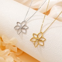 Collier Pendentif Fleur en Acier Inoxydable Plaqué Or 18K avec Strass en Cristal, Style Minimaliste Tendance, Vente en Gros, Cadeau de Mariage