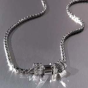 Collar con colgante de anillo de diamante brillante con temperamento de moda y versátil de diseño de lujo ligero Unisex, cadena de clavícula - Product Image 5