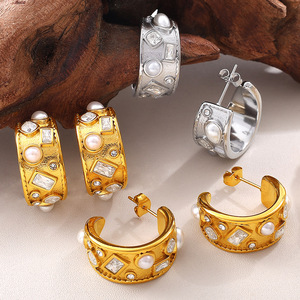Aros con baño de oro de 18 quilates, incrustaciones de perlas de imitación y diamantes, acero inoxidable, diseño geométrico para uso diario. - Product Image 1