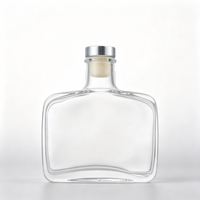 Bouteilles en verre en gros, bouteille en verre carrée plate transparente avec bouchon et capuchon argenté pour les boissons alcoolisées