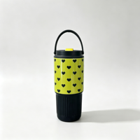 Mug en acier inoxydable 304 à double paroi ODM avec poignée de transport, couvercle torsadé, finition métallique brossée, tasse réutilisable pour la maison et le bureau