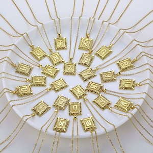 Collar con Colgante de Letra Inicial Chapado en Oro de 18k de Acero Inoxidable con Monograma Cuadrado de la A a la Z para Hombre y Mujer - Product Image 1