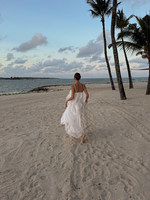 Robe longue blanche à fines bretelles pour femme, coupe ample et fluide, plissée, avec découpes, style plage et vacances