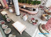 Design d'intérieur de restaurant haut de gamme, comptoir de bar central en forme de U personnalisé, ensemble de meubles de salon élégants, chaise confortable à fleurs