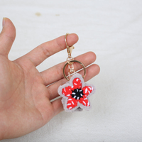 Porte-clés fleur fait main en gros, crocheté en fil, pendentif fleur de cerisier rouge, accessoire créatif, décoration à suspendre pour sac