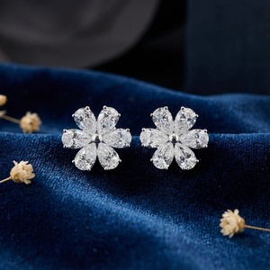 ต่างหูเพชรทรงดอกไม้ - ทอง 9k, 14k, 18k - Product Image 1