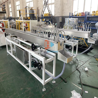 Machine d'extrusion pour la production de bandes d'étanchéité pour portes et fenêtres en PVC, TPE, TPV, TPU, TPR flexibles en plastique