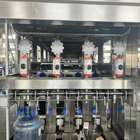 Chaîne de production de boissons entièrement automatique 3-en-1 à grande capacité pour le remplissage d'eau en fûts plastiques de 5 gallons, motorisée