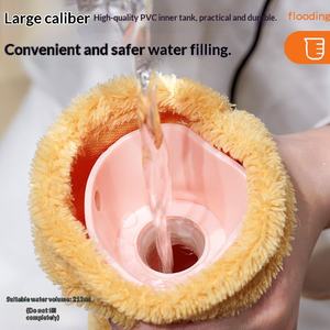 Bolsa de agua caliente de invierno con forro de malla extraíble, diseño de oso de peluche, para compresas calientes y mantas térmicas, con tira larga para vertido de agua caliente y protección anti-escaldaduras - Product Image 2