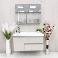 Ensemble de meubles de salle de bain modernes avec armoire en PVC, miroir intelligent, lavabo en céramique, montage mural pour hôtel et appartement