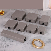Boîtes cadeaux rigides en kraft élégantes OEM, impression artisanale de haute qualité avec gaufrage, laminage mat, revêtement UV