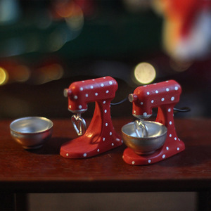 Accesorios para casa de muñecas a escala 1/12 Mini mezclador en miniatura rojo estilo navideño - Product Image 1
