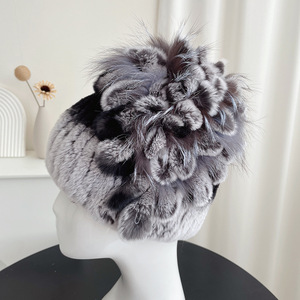 Chapeau d'hiver pour femme en vraie <span class=keywords><strong>fourrure</strong></span> de lapin Rex, design floral latéral tendance, ultra doux et chaud pour les activités extérieures par temps extrêmement froid - Product Image 3