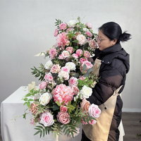 Chemin de table en soie avec fleurs artificielles, aspect réaliste, fait main, arrangement de centre de table de mariage professionnel et luxueux