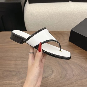 Sandales à talon carré bas en cuir verni color block noir et blanc pour femme, style claquettes d'été CC - Product Image 5