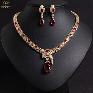 قلادة نسائية راقية جديدة بتصميم بسيط مطلية بالذهب مع زركون متلألئ على شكل ثعبان وسلسلة ترقوة على شكل فراشة - Product Image 3