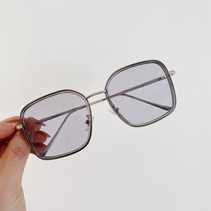 Gafas de Sol Cuadradas Irregulares Qianai, Montura Gris Translúcida, Lentes con Protección UV400, Tipo Unisex 3 - Product Image 1