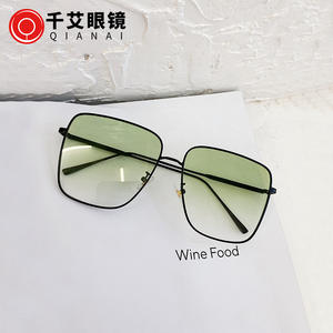 แว่นกันแดด Qianai 2023 รุ่นใหม่ กรอบสี่เหลี่ยมขนาดใหญ่ ป้องกันรังสียูวี 400 สำหรับทุกเพศทุกวัย กรอบสีทอง เลนส์ AC ป้องกันแสงได้ 3 ระดับ - Product Image 2