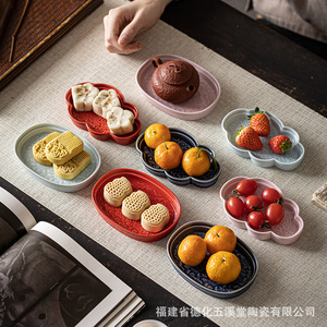 Assiette irrégulière en céramique Yuxi Tang de Dehua, Fujian, pour thé et collations, plat à fruits en porcelaine pour occasions de mariage - Product Image 1