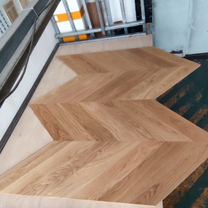 Suelo <span class=keywords><strong>de</strong></span> Madera Maciza Chevron OAK Directo <span class=keywords><strong>de</strong></span> Fábrica con <span class=keywords><strong>Precio</strong></span> Económico, Suelo <span class=keywords><strong>de</strong></span> Madera <span class=keywords><strong>de</strong></span> Ingeniería para el Hogar - Product Image 2