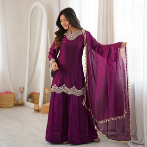 Robe Anarkali traditionnelle indienne et pakistanaise pour femmes en soie violette, longueur au sol, avec dupatta, tenue de mariage - Product Image 1