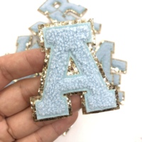 Patchs lettres chenille scintillants couleur personnalisée pour vêtements universitaires, vente chaude, thermocollants, 3D, en feutre durable, brodés, logo OEM, motif cœur et fleur pour chapeaux