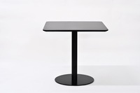 Table de café carrée moderne avec plateau en stratifié de chêne et base en métal noir