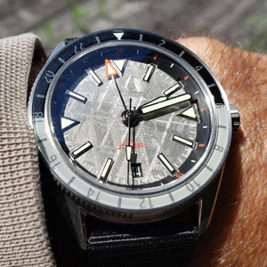 Reloj Swiss Sellita SW330-2 GMT con Esfera de Meteorito, Acero Endurecido 1200HV, Bisel de Cerámica 200M, Logotipo Personalizado, Fabricante de Relojes OEM ODM - Product Image 2