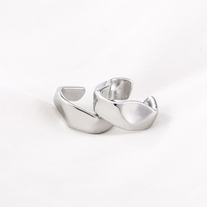 Pendientes geométricos con clip, acero de titanio, diseño irregular, joyería de moda unisex - Product Image 4