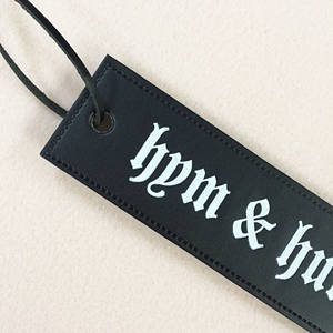 Etiquetas Colgantes Personalizadas con Logotipo en Relieve, Etiqueta de Cuero Genuino Negro PU con Cordón de Cuero para Bolsa - Product Image 4