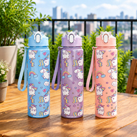 Bouteille d'eau en PC de 750 ml avec paille, motif licorne de dessin animé, réutilisable, anti-fuite, avec paille rabattable, légère, portable, idéale pour la rentrée scolaire, sûre