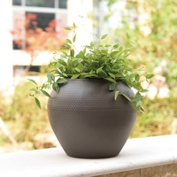 Pot bunga plastik putih Sphere Medium Nordic dengan desain ukiran untuk dekorasi taman luar ruangan atau penggunaan rumah