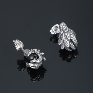 ต่างหูกรงเล็บมังกรเงินทิเบตฝังทับทิมสีแดงแฟชั่นพังก์รูปสัตว์ CF121 - Product Image 3