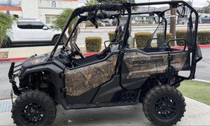 UTV Pioneer 1000 con Camuflaje, Jaula Antivuelco Negra y Ventanas de Malla - Product Image 3