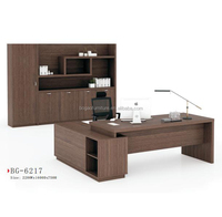 Bureau de direction en cuir massif en bois massif à hauteur variable Postes de travail debout en forme de L dans le mobilier scolaire